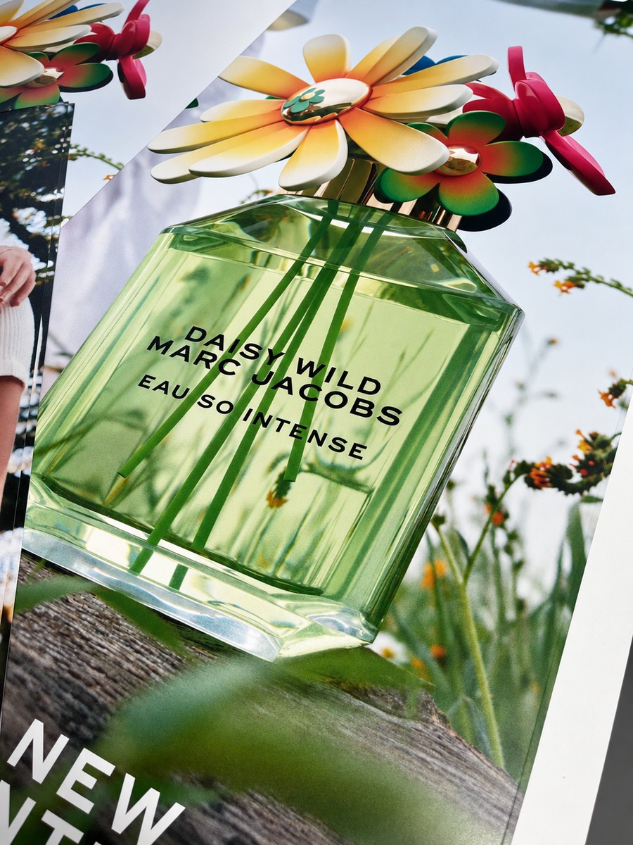 Daisy Wild Marc Jacobs fragrance artwork and printed detail