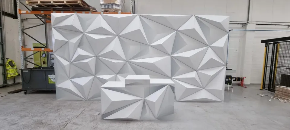 Faceted geometric wall and freestanding display forms