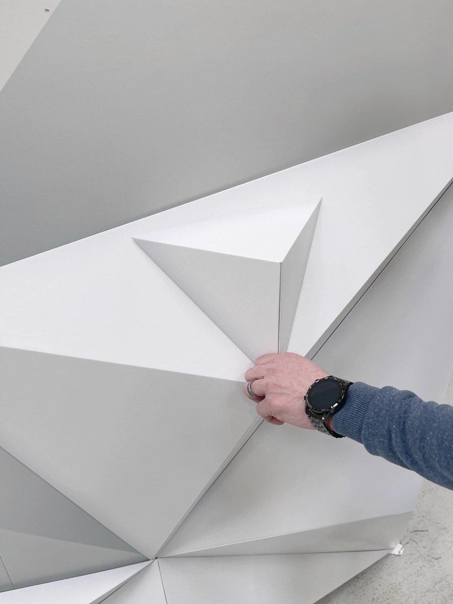 Faceted geometric wall and freestanding display forms